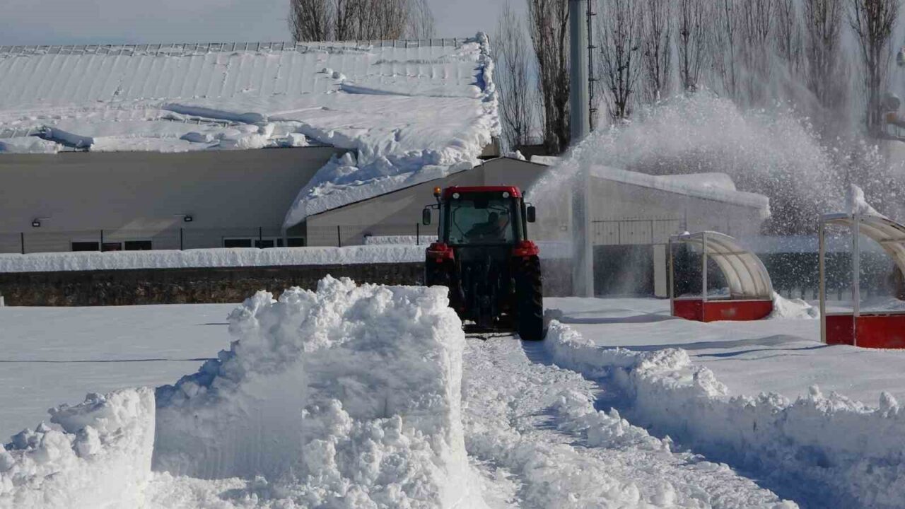 Muş’ta etkili olan yoğun kar yağışı spor müsabakalarını da olumsuz