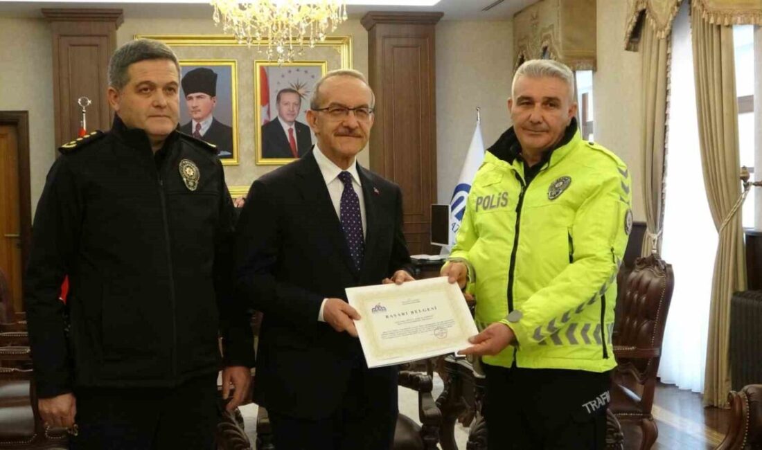 Malatya Valisi Seddar Yavuz, Yeşilyurtspor-12 Bingölspor maçında üşüyen bir çocuğa