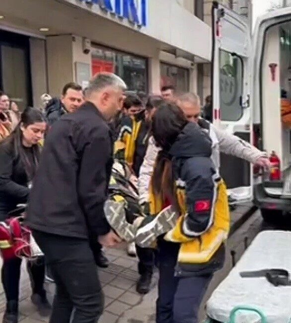 Zonguldak’ta mağazada alışveriş yapan bir kadın, dengesini kaybederek merdivenlerden düştü.