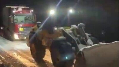 Adıyaman’ın Sincik ilçesinde etkili olan yoğun kar yağışı nedeniyle yolda