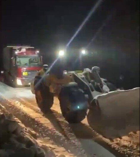 Adıyaman’ın Sincik ilçesinde etkili olan yoğun kar yağışı nedeniyle yolda
