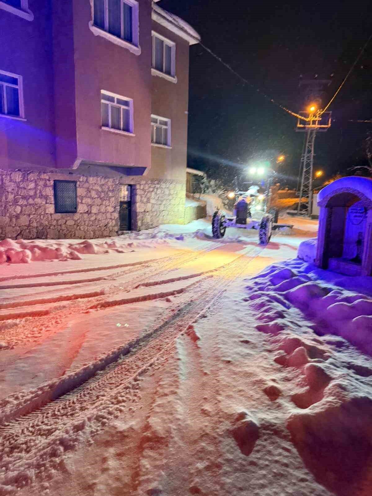 Sivas’ta yoğun kar nedeniyle yolu kapanan köyde mahsur kalan hasta
