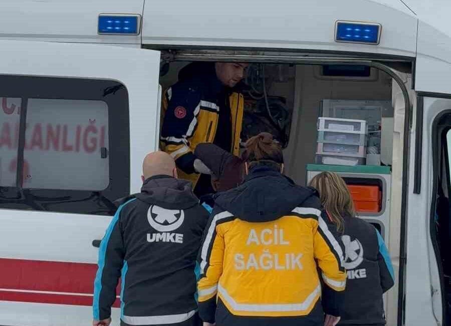 Elazığ’da rahatsızlanan ve yoğun kar yağışından dolayı hastaneye gidemeyen vatandaşın