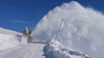 Malatya Büyükşehir Belediyesi karla mücadele çalışmalarını aralıksız sürdürüyor. Kar yağışının