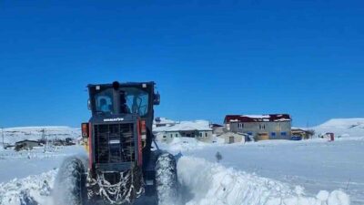 Malatya Büyükşehir Belediyesi ekipleri, karla mücadele çalışmalarını aralıksız sürdürürken, 176