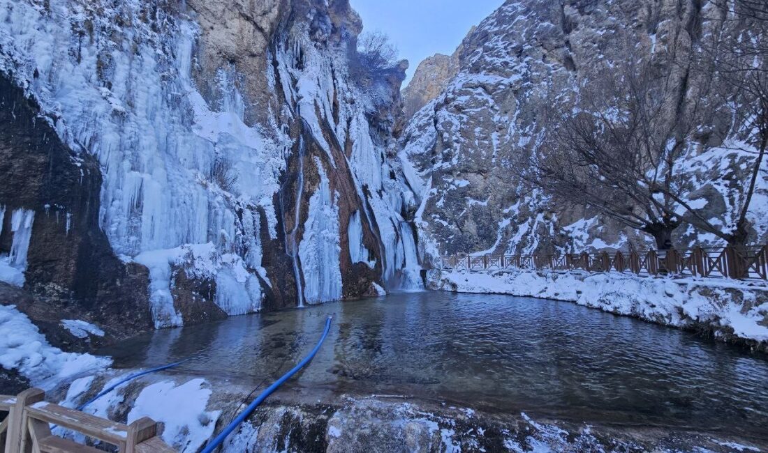 Malatya’nın Darende ilçesinde bulunan Gürpınar Şelalesi, soğuk hava nedeniyle kısmen