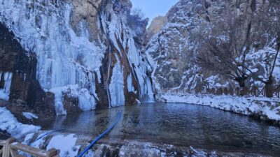Malatya’nın Darende ilçesinde bulunan Gürpınar Şelalesi, soğuk hava nedeniyle kısmen
