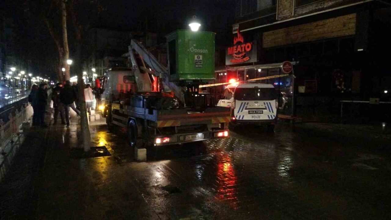 Malatya’da bir apartmana ait istinat duvarının çökmesi sonucu 6 katlı