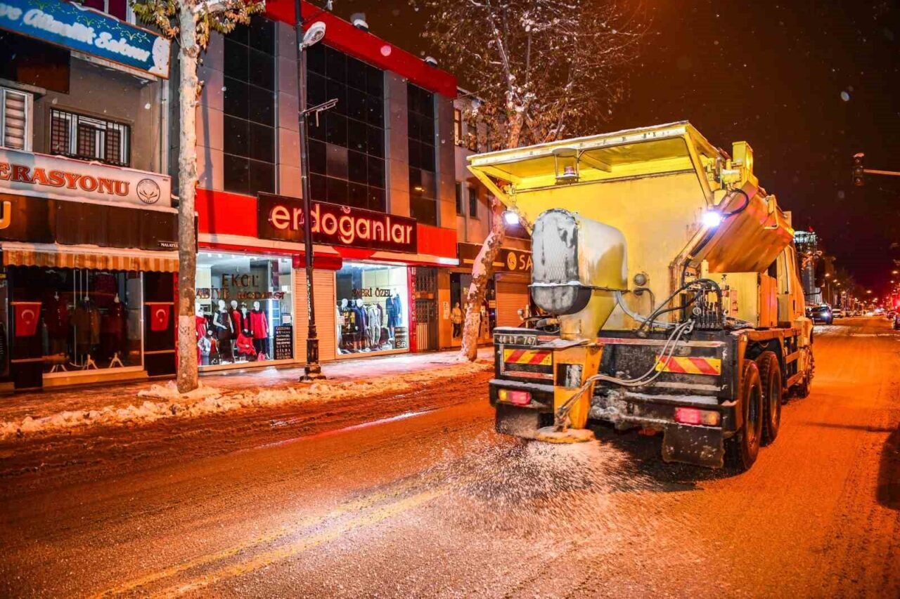 Malatya Büyükşehir Belediyesi kar yağışının hayatı olumsuz etkilememesi için, karla
