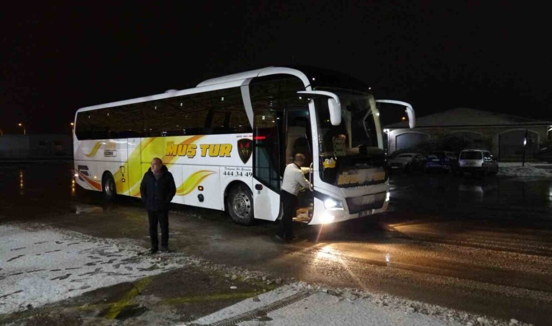 Malatya’da, akşam saatlerinde başlayan kar yağışı kent genelinde ulaşımı olumsuz