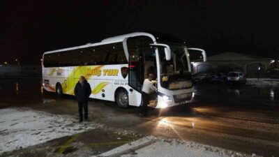 Malatya’da, akşam saatlerinde başlayan kar yağışı kent genelinde ulaşımı olumsuz