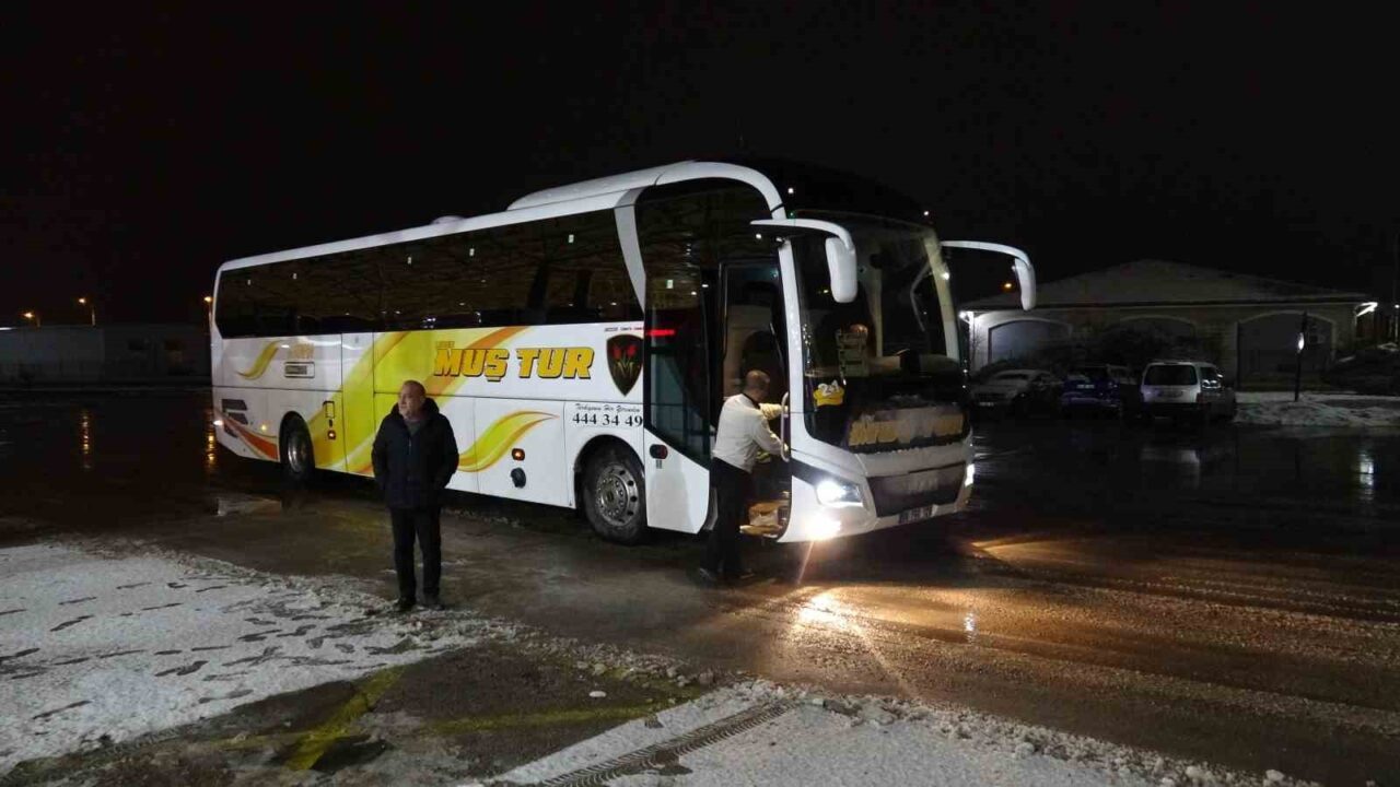 Malatya’da, akşam saatlerinde başlayan kar yağışı kent genelinde ulaşımı olumsuz