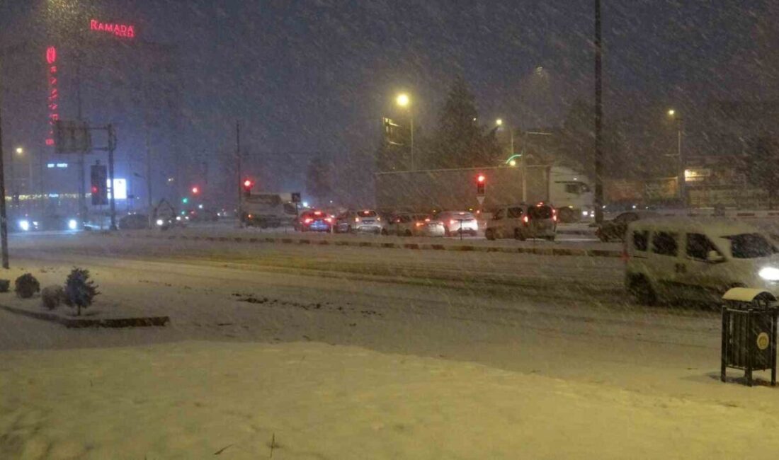 Malatya’da bazı bölgelerde kar kalınlığı yarım metreyi aşarken, ulaşımda aksamalar