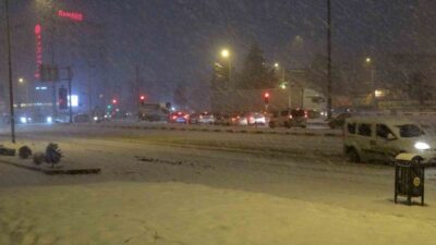 Malatya’da bazı bölgelerde kar kalınlığı yarım metreyi aşarken, ulaşımda aksamalar