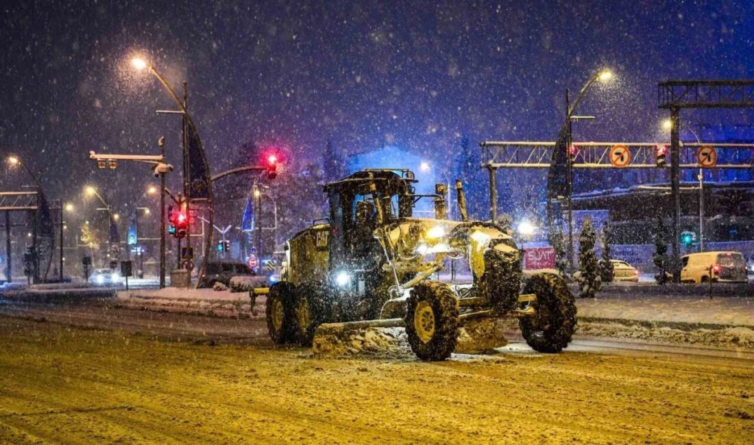 Malatya Büyükşehir Belediyesi, şehrin genelinde karla mücadele çalışmalarını sürdürürken, toplam