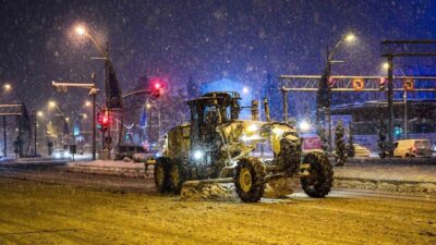 Malatya Büyükşehir Belediyesi, şehrin genelinde karla mücadele çalışmalarını sürdürürken, toplam