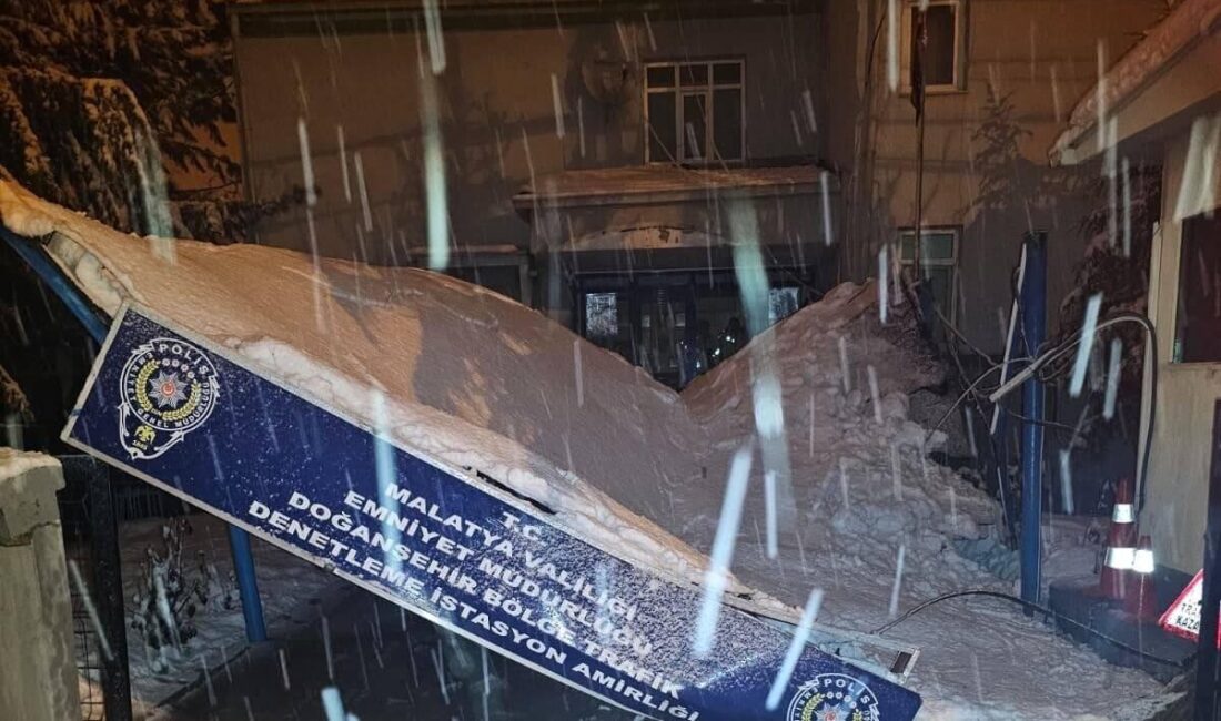 Malatya’da kar kütlesinin ağırlığına dayanamayan Sürgü Bölge Trafik Denetleme İstasyon