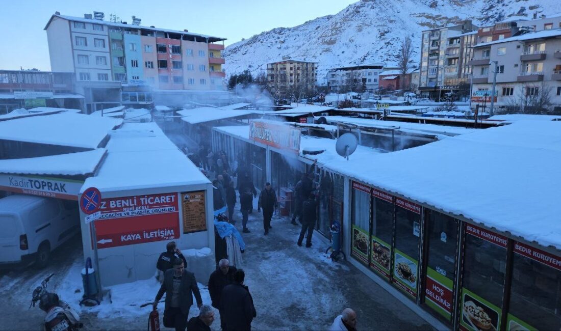 Malatya’nın Darende ilçesinde konteyner çarşıdaki bir mağazada çıkan yangın paniğe