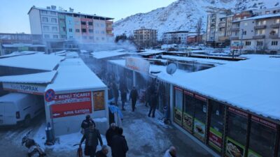 Malatya’nın Darende ilçesinde konteyner çarşıdaki bir mağazada çıkan yangın paniğe