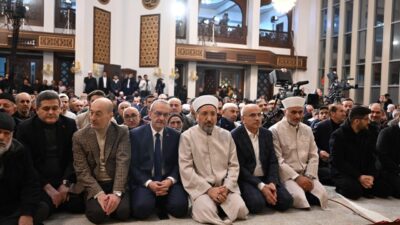 Miraç Kandili dolayısıyla Malatya’da camilere akın eden vatandaşlar geceyi dualarla