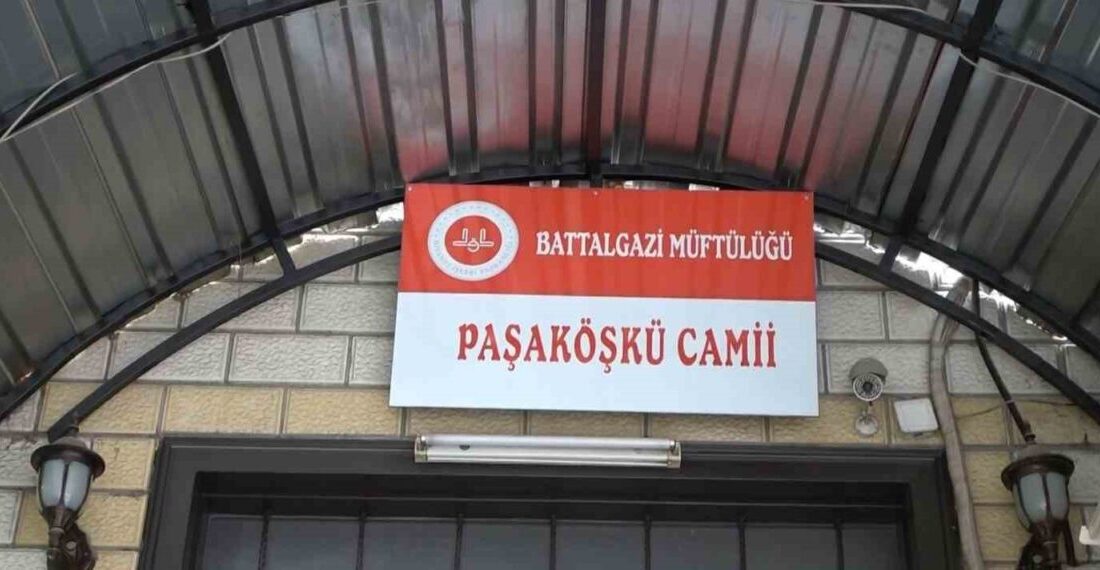 Kahramanmaraş merkezli depremlerde minaresi hasar alan Malatya’daki Paşaköşkü Cami’de uzun