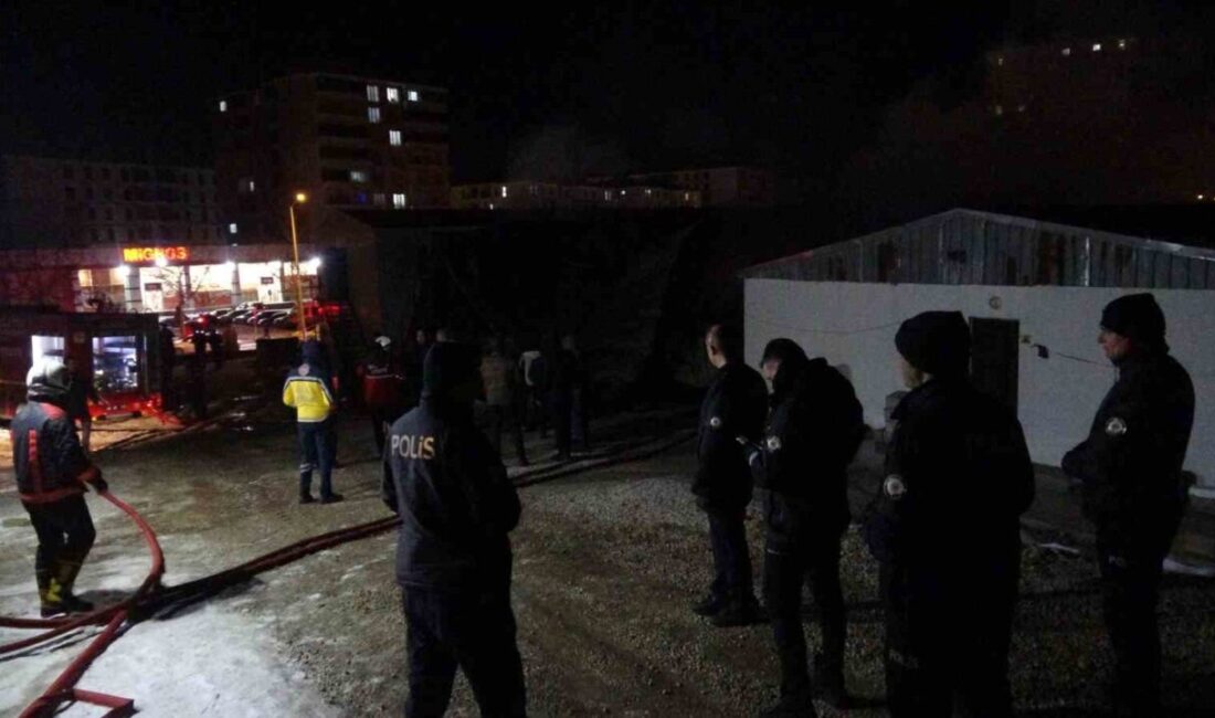 Malatya’da şantiyede işçilerin kaldığı yatakhanede yangın çıktı. İtfaiye ekipleri tarafından