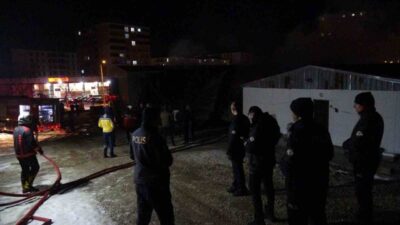 Malatya’da şantiyede işçilerin kaldığı yatakhanede yangın çıktı. İtfaiye ekipleri tarafından