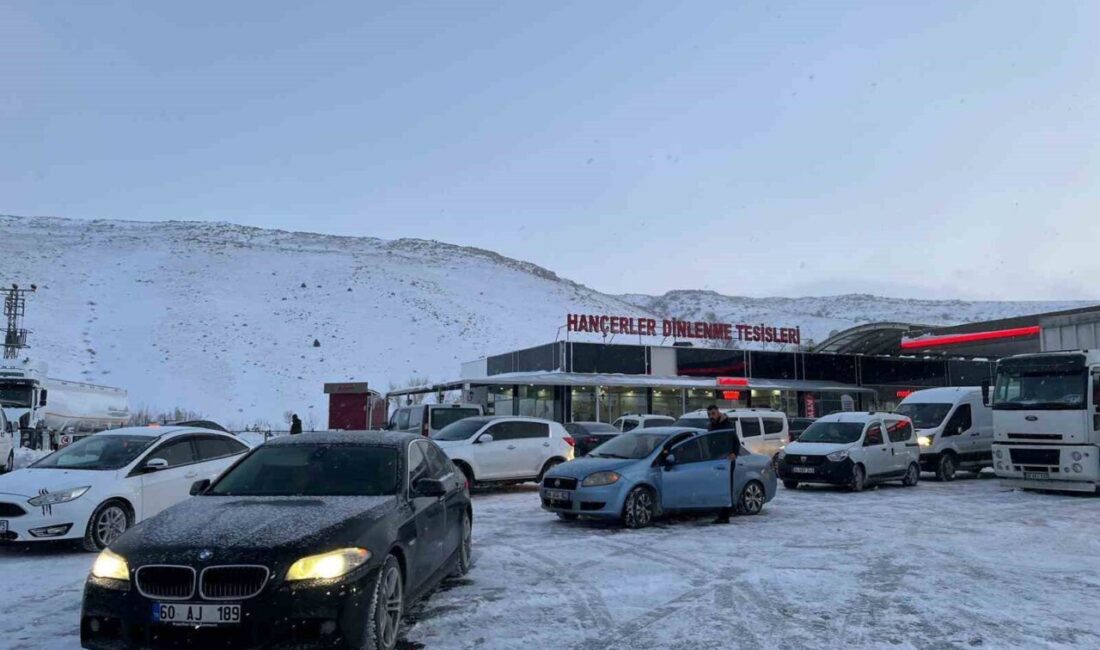 Malatya’da etkili olan yoğun kar yağışı ve tipi, ulaşımda aksamalara