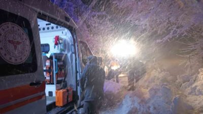 Malatya’da yoğun kar ve tipide yolda mahsur kalan sürücü ve