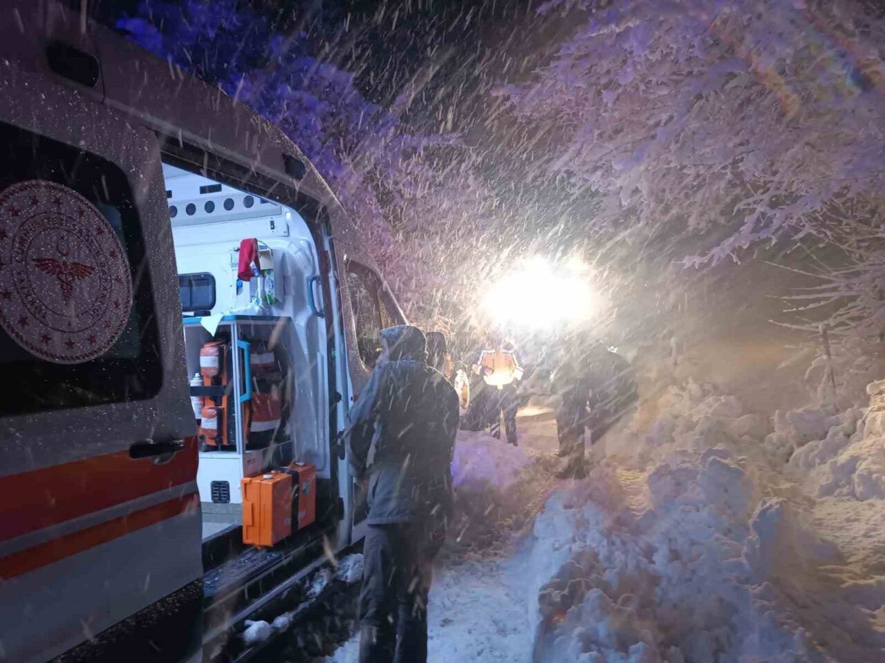 Malatya’da yoğun kar ve tipide yolda mahsur kalan sürücü ve