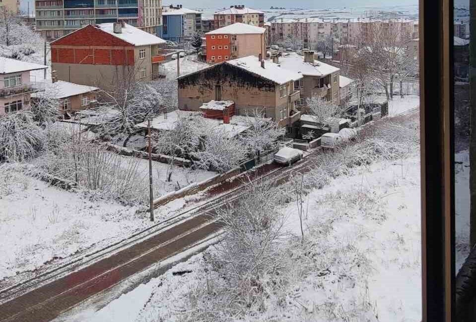 Tekirdağ’ın Malkara ilçesinde etkili olan kar yağışıyla birlikte ilçe merkezi