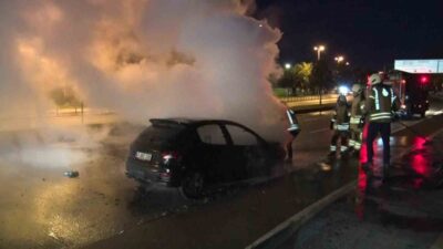 Maltepe’de seyir halinde alevlere teslim olan otomobil kullanılamaz hale geldi.