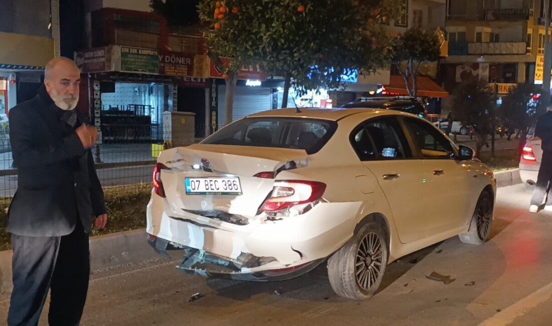Manavgat ilçesinde kırmızı ışıkta bekleyen araçlara otomobilin çarpması sonucu meydana