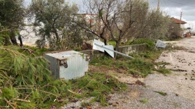 Antalya’nın Manavgat ilçesinde gece saatlerinde meydana gelen hortum cami minaresini