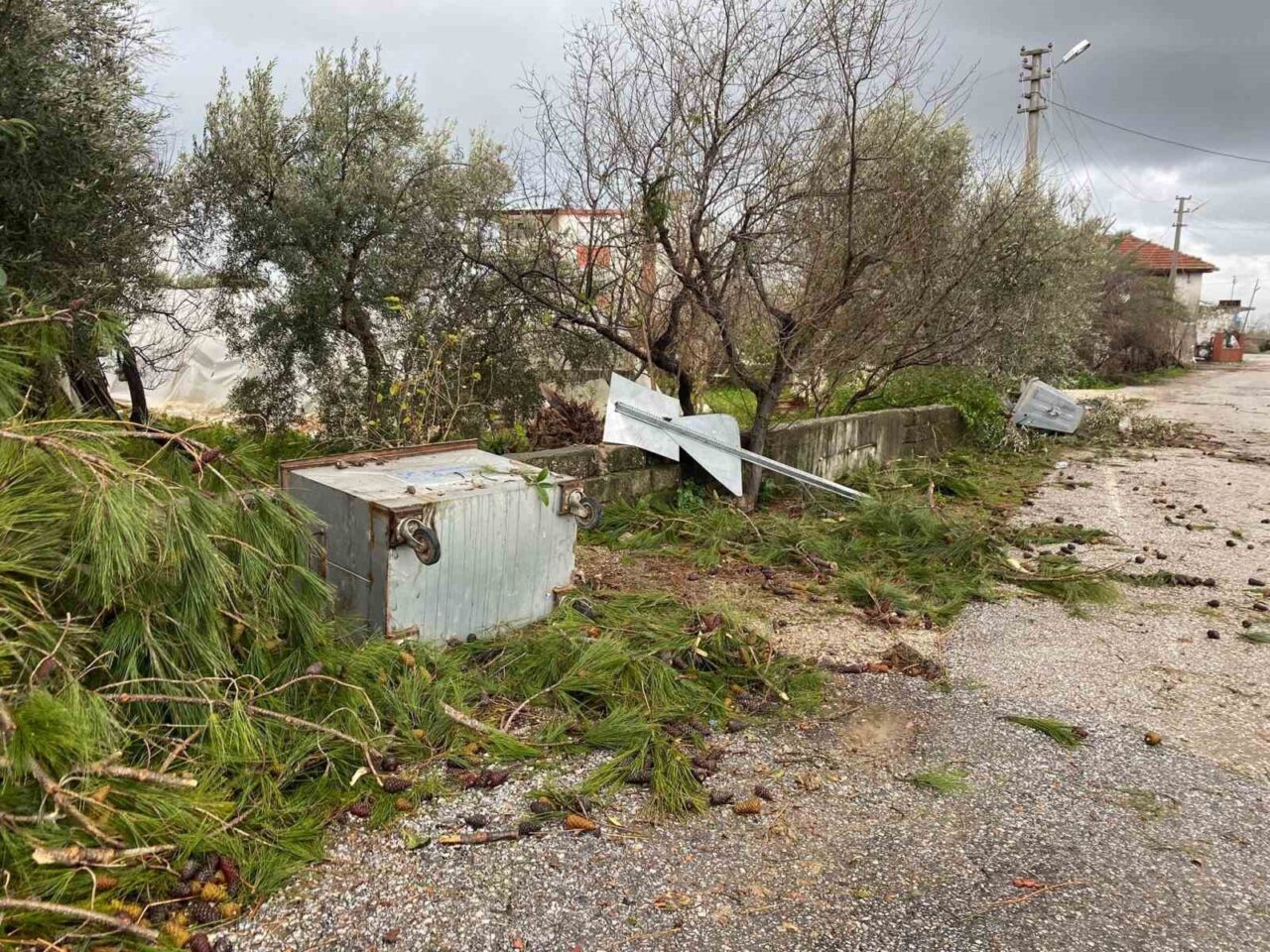 Antalya’nın Manavgat ilçesinde gece saatlerinde meydana gelen hortum cami minaresini