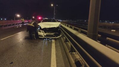 Antalya’nın Manavgat ilçesi Sorgun-Otogar Köprülü Kavşağı’nda meydana gelen üç araçlı