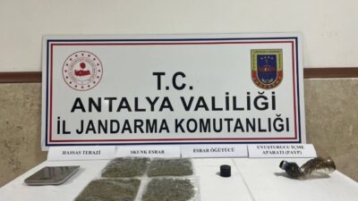 Manavgat ilçesinde düzenlenen uyuşturucu operasyonunda skunk ve uyuşturucu kullanımına yönelik