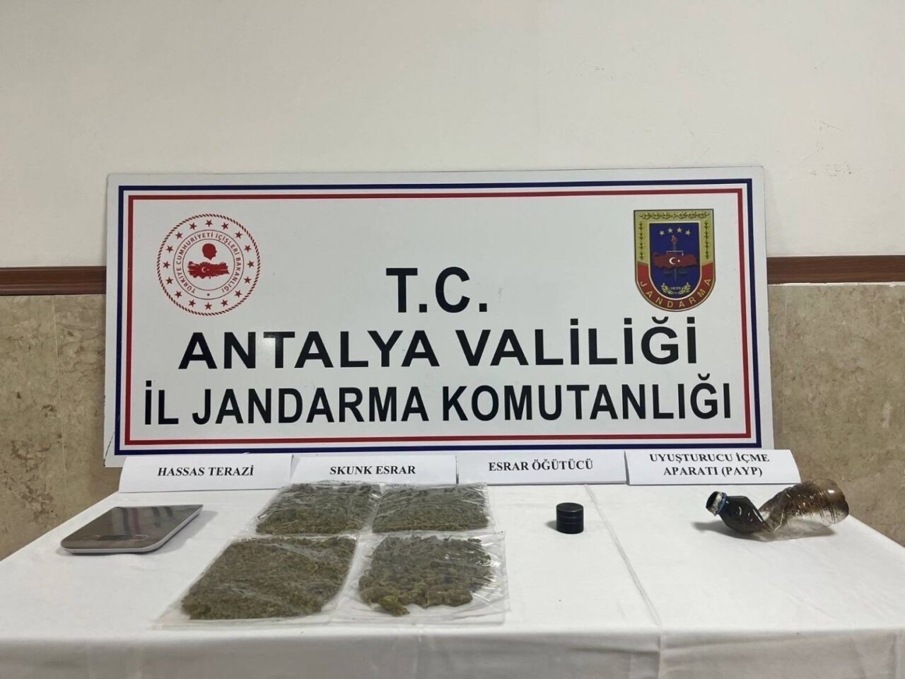 Manavgat ilçesinde düzenlenen uyuşturucu operasyonunda skunk ve uyuşturucu kullanımına yönelik