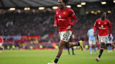 İngiltere Premier Lig’in 22. hafta mücadelesi Manchester derbisine sahne olurken,