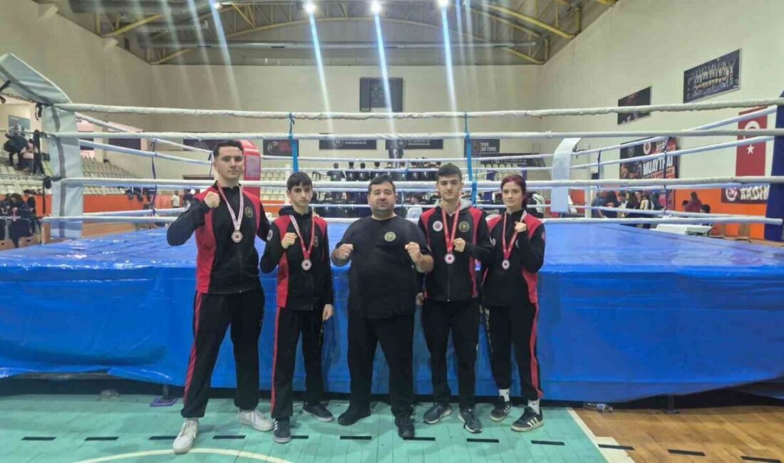 İzmir’de düzenlenen Muaythai Ege Bölge Şampiyonası’nda Manisa takımı, 18’i birincilik