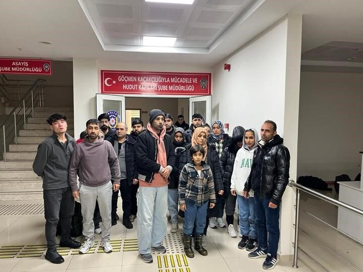 Manisa’da düzenlenen operasyonda, İzmir istikametine gitmekte olan 34 düzensiz göçmen