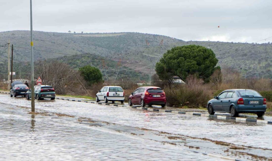 Manisa’da sağanak yağış nedeniyle cadde ve sokaklar göle döndü, birçok