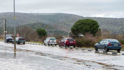 Manisa’da sağanak yağış nedeniyle cadde ve sokaklar göle döndü, birçok
