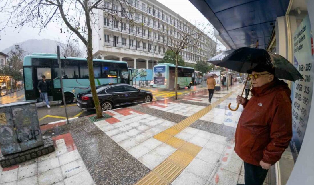 Manisa’da sabah saatlerinde başlayan şiddetli fırtına ve sağanak yağış hayatı