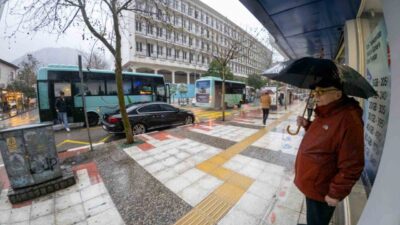 Manisa’da sabah saatlerinde başlayan şiddetli fırtına ve sağanak yağış hayatı