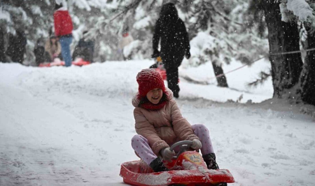Manisa’nın Demirci ilçesi merkezinde yağmur, yüksek kesimlerde ise kar yağışı