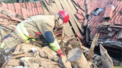 Manisa’nın Akhisar ilçesine bağlı Hacıahmetler Mahallesi’nde tek katlı kerpiç evin