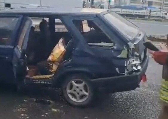 Manisa’nın Turgutlu ilçesinde, yolcu otobüsü ile otomobilin çarpıştığı kazada 2