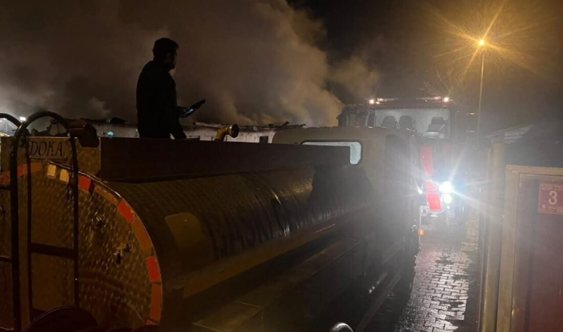 Balıkesir’in Manyas ilçesinde bir samanlıkta çıkan yangın, ekiplerin birlikte müdahalesiyle