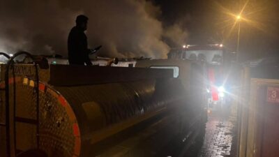 Balıkesir’in Manyas ilçesinde bir samanlıkta çıkan yangın, ekiplerin birlikte müdahalesiyle